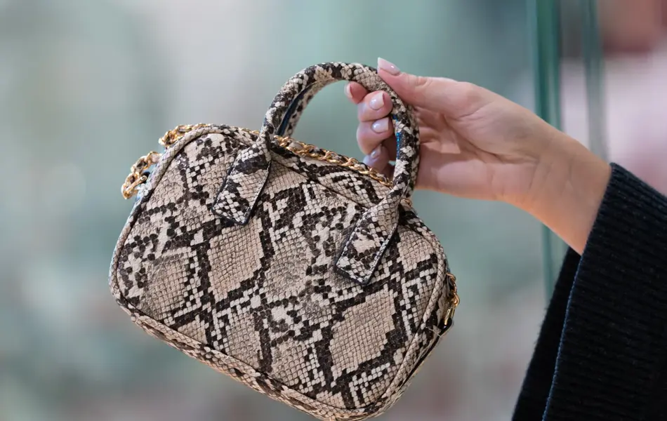 liten veske med slangemønster