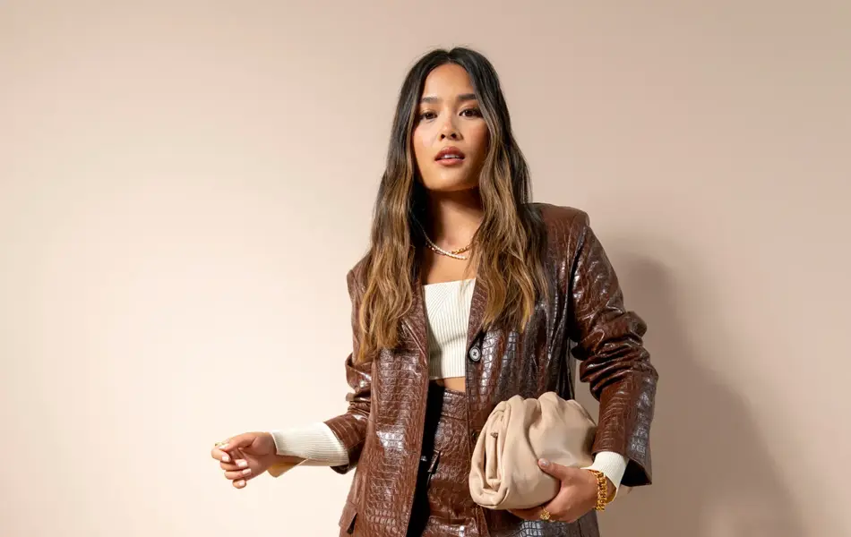 Tsutsumi Hoang i mørk brun dressjakke og skjørt, hvit magetopp, lysbrun veske og pumps