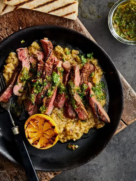 Grillet kjøtt på et fat