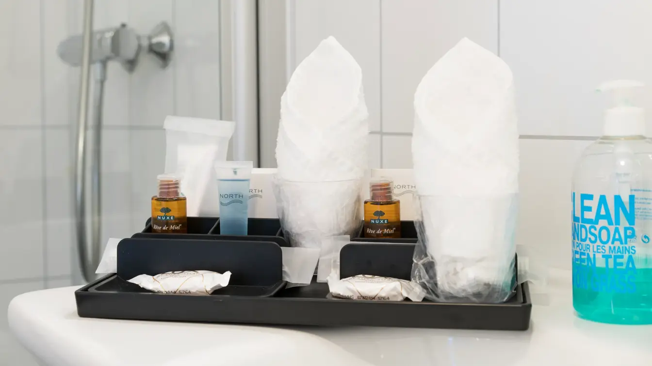 Toalettartikler på bad i suite på Thon Hotel Hallingdal