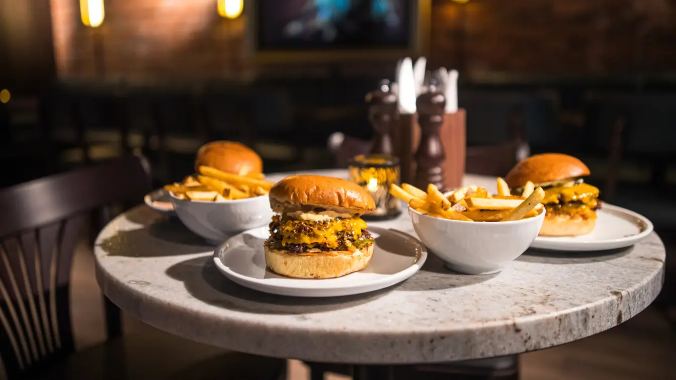 Bord med hamburgere og fries