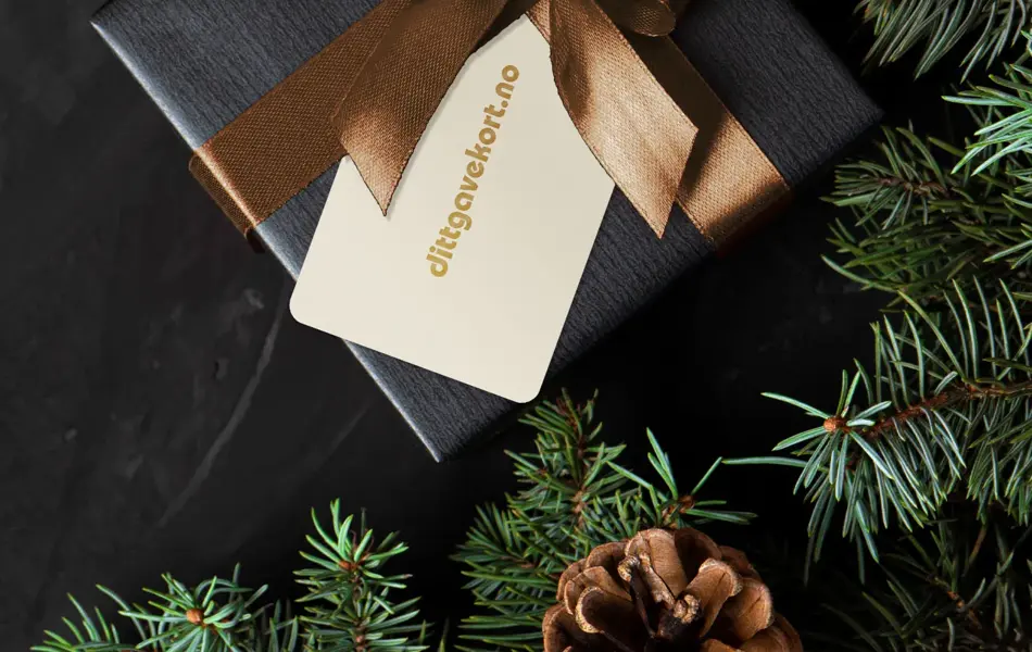 sort gavepakke med brunt sløyfe og dittgavekort