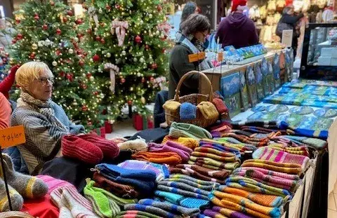 Salsbu i fellesarealet med strikk og maling på stein m.m.