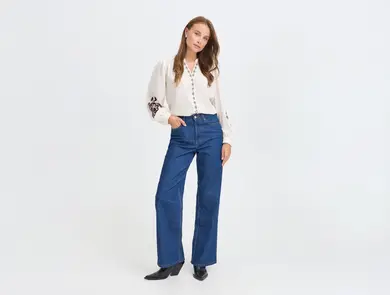 Dame i bluse og jeans