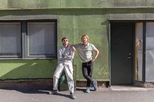 Peik Elias og Rasmus Gaare poserer foran grønn murbygning