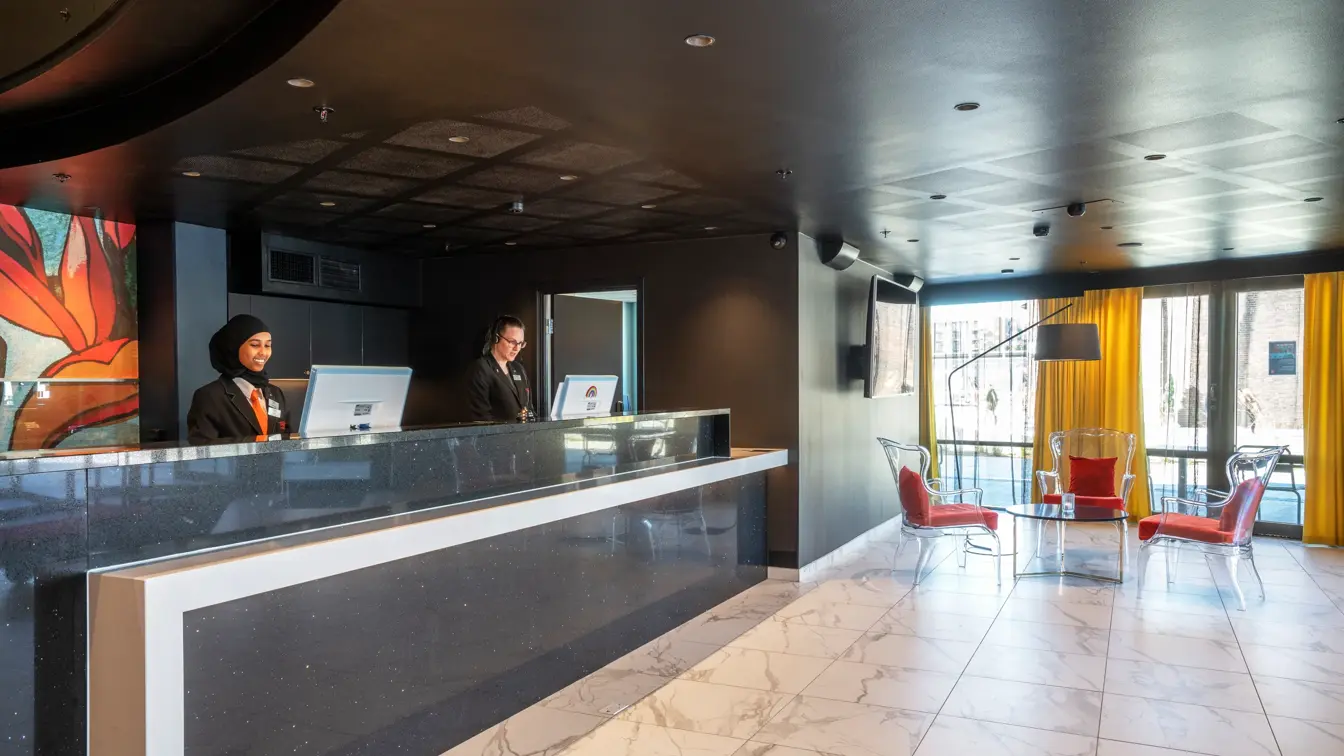 Resepsjon, vindu, røde stoler, resepsjonister 