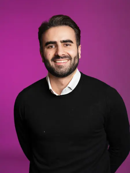 Mann som smiler til kamera