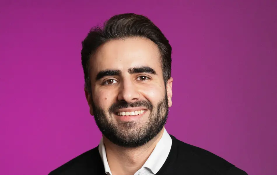 Mann som smiler til kamera