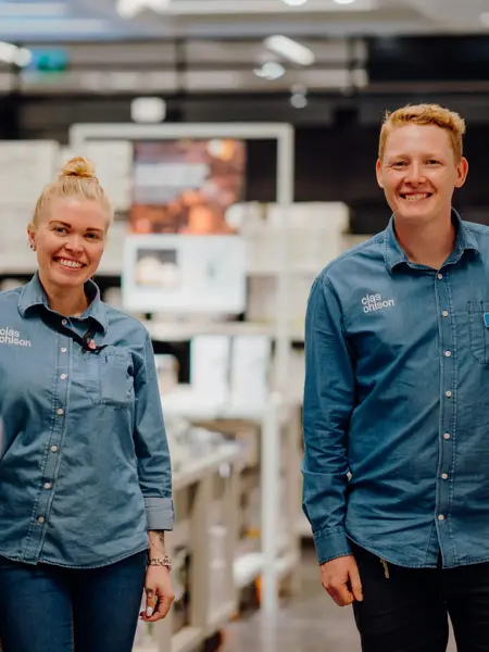 to ansatte som jobber på Clas Ohlson