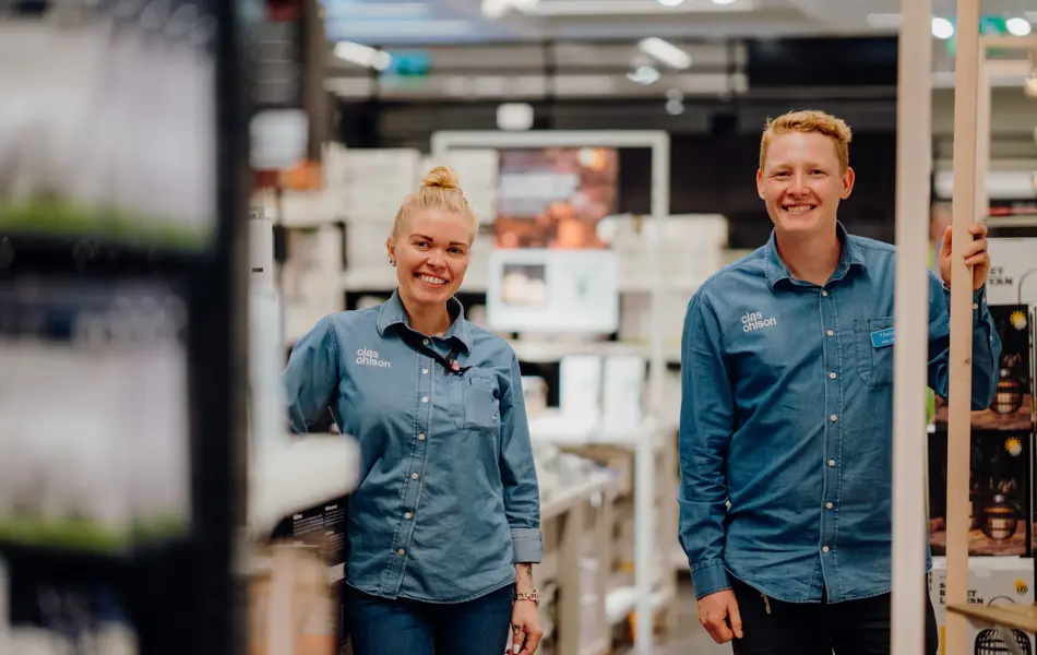 to ansatte som jobber på Clas Ohlson