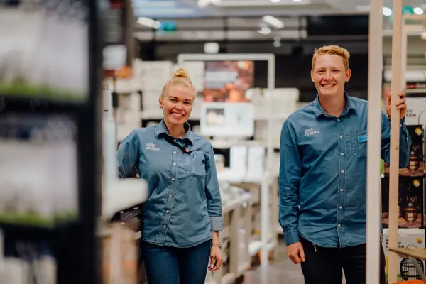 to ansatte som jobber på Clas Ohlson