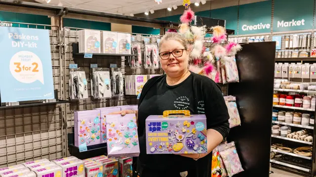 Person med påskepynt