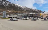 Thon Senter Pyramiden fasade, med parkeringsplass.