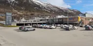 Thon Senter Pyramiden fasade, med parkeringsplass.