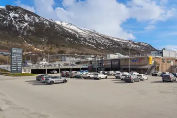 Thon Senter Pyramiden fasade, med parkeringsplass.