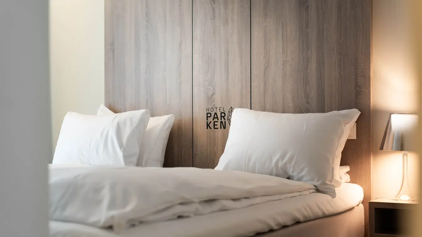 Nærbilde av dobbeltsengen i Juniorsuiten