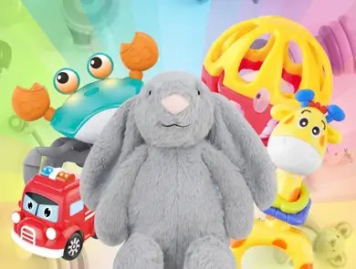 Flere forskjellige barneleker, som kosebamse og brannbil.