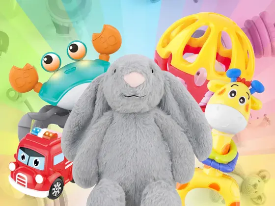 Flere forskjellige barneleker, som kosebamse og brannbil.