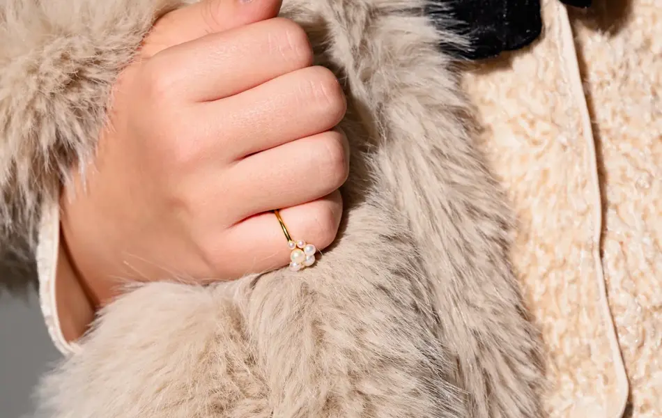 Ring fra Companys og jakke i fuskepels fra Gina Tricot.