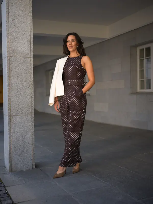 Jumpsuit Mango 849 Blazer Mango 1399 Veske The Vibe 2400 Øredobber Mango 169-2
