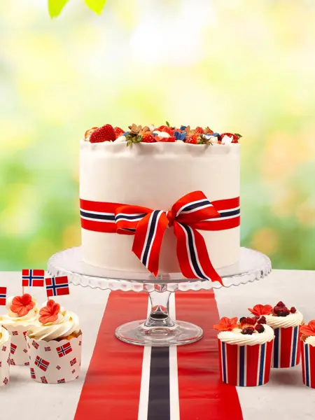 Kaker som står på et bord