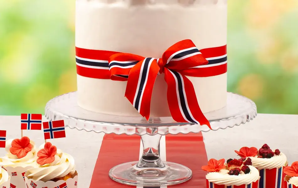 Kaker som står på et bord