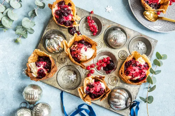 Kromkakeskåler med iskrem dandert på et bord