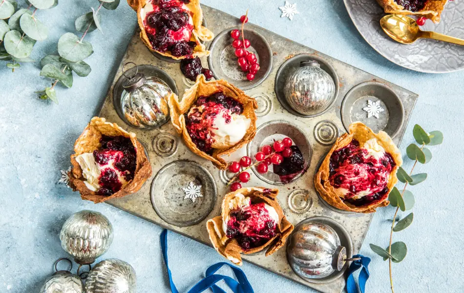 Kromkakeskåler med iskrem dandert på et bord