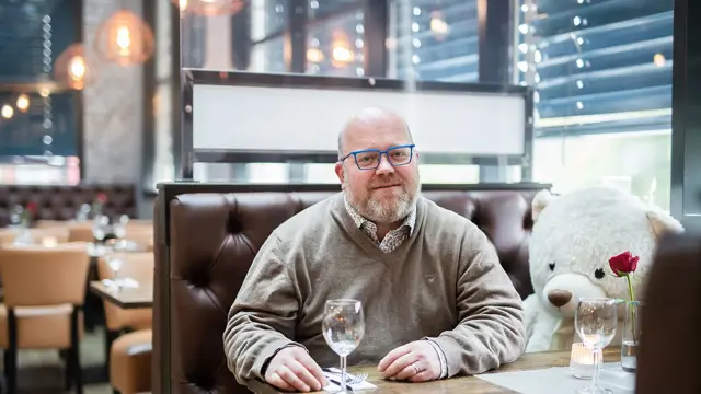 Bilde av mann ved bord i restaurant