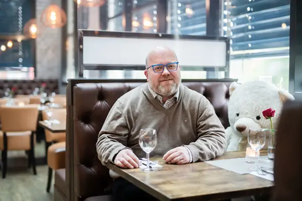 Bilde av mann ved bord i restaurant