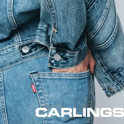 Dame har hånda i baklommen på jeans