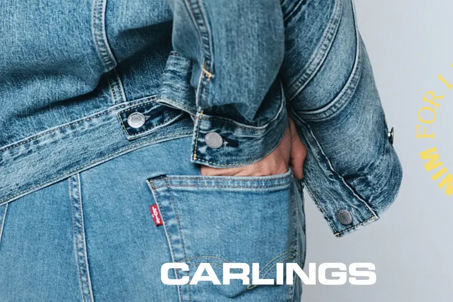 Dame har hånda i baklommen på jeans