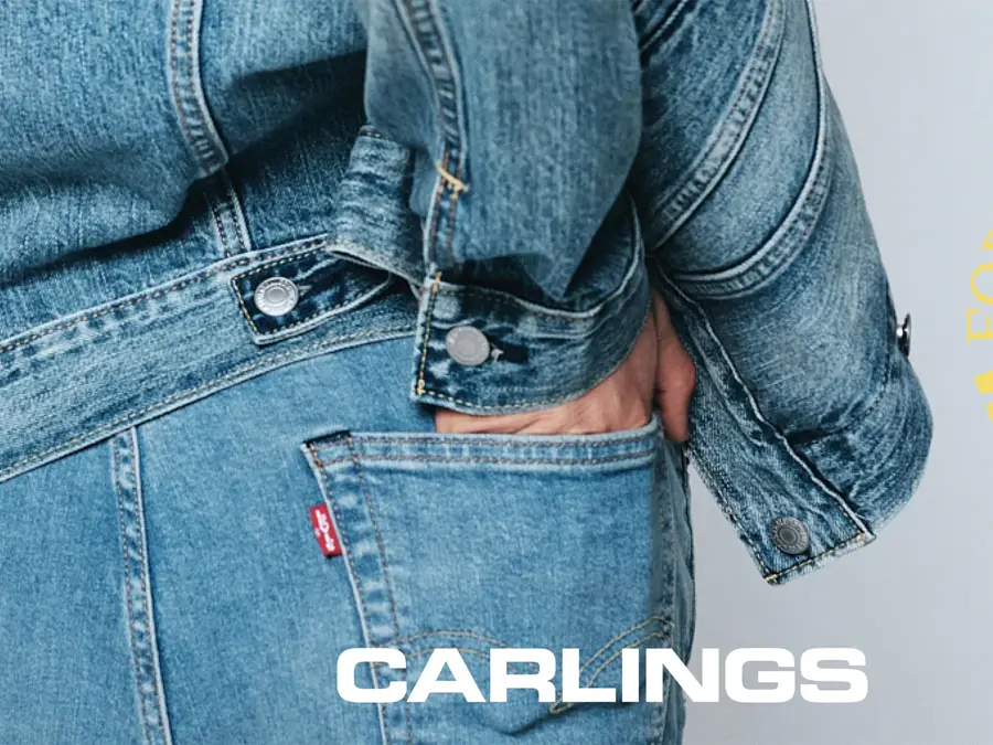 Dame har hånda i baklommen på jeans