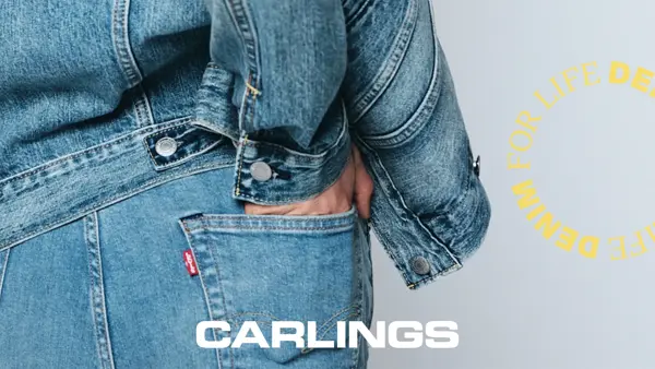 Dame har hånda i baklommen på jeans
