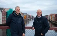 Trond Are Martinsen og Ståle Dullum står på Gamle Bybro med bryggerekka i bakgrunnen. Portrett tatt ifm. oppussing av Kjøpmannsgata 15 i Trondheim.