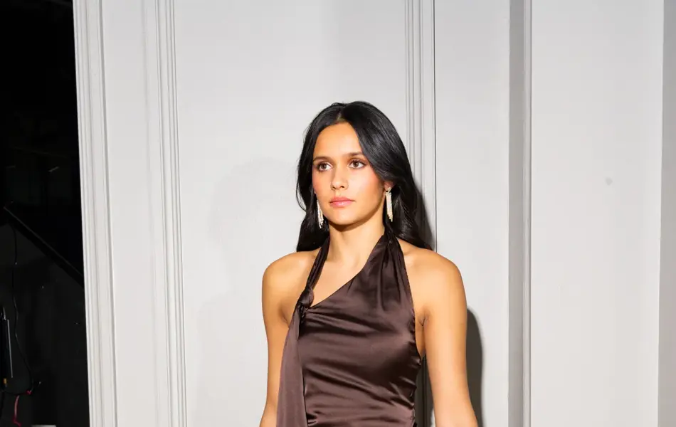 Jente i beige skjørt og brun topp