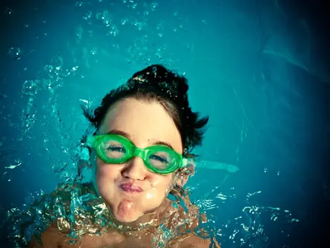 Bilde av et barn som holder pusten i et basseng