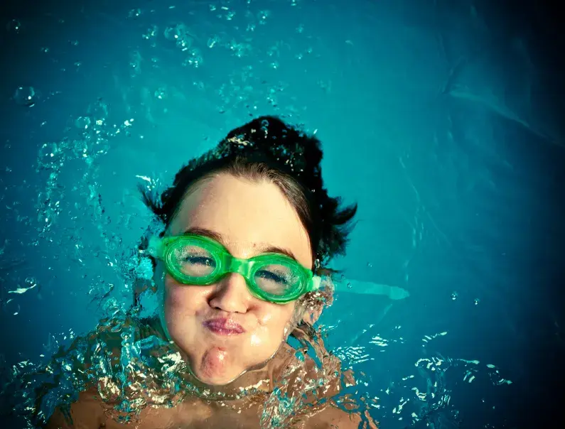 Bilde av et barn som holder pusten i et basseng