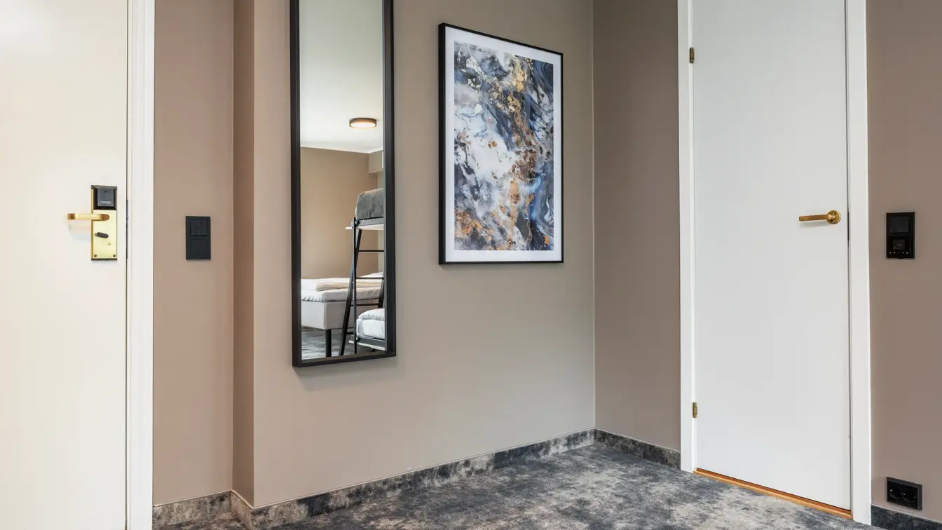 Inngangsparti til business rom. Helspeil på beige vegger, og teppegulv