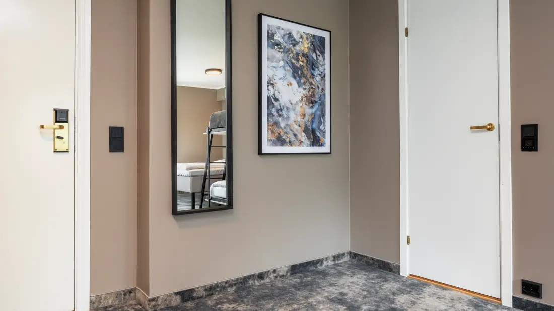 Inngangsparti til business rom. Helspeil på beige vegger, og teppegulv