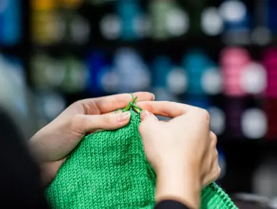 Dame hende med  grøntstrikketøy