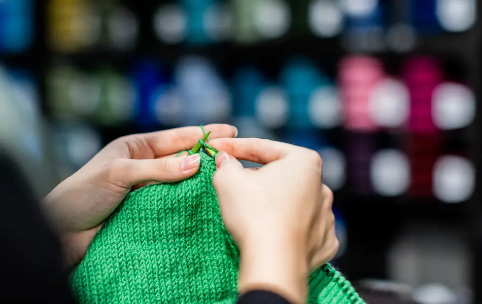 Dame hende med  grøntstrikketøy