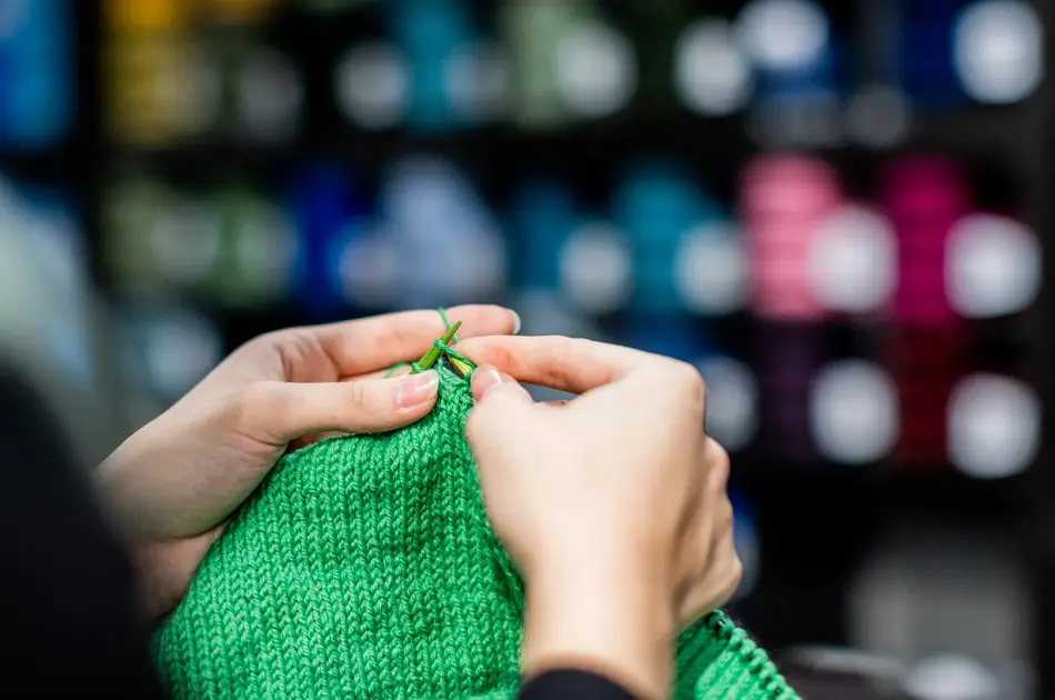 Dame hende med  grøntstrikketøy