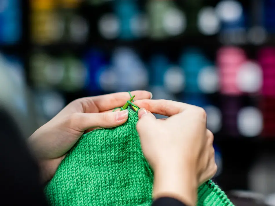 Dame hende med  grøntstrikketøy