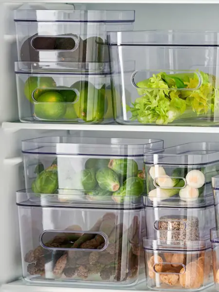 Mat i bokser i et kjøleskap