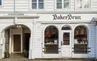 Fasadebilde av Svensgården på Bryggen i Bergen. Viser lokalet til Baker Brun.
