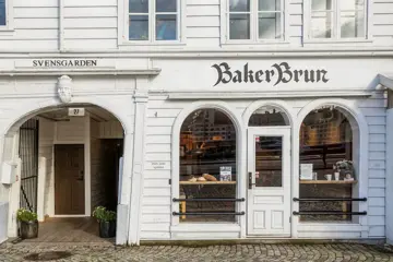 Fasadebilde av Svensgården på Bryggen i Bergen. Viser lokalet til Baker Brun.