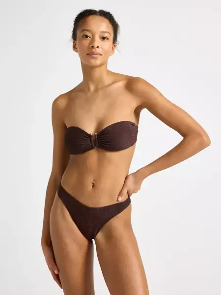 Dame med brun bikini
