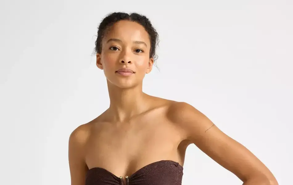 Dame med brun bikini