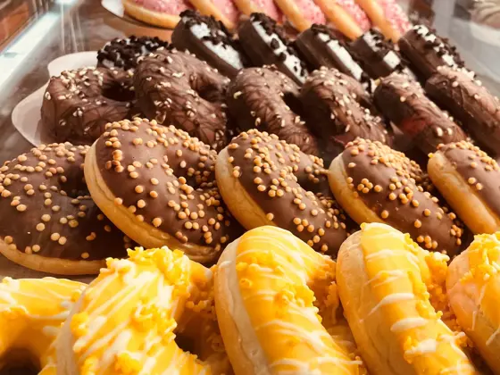 Bilde av mange forskjellige donuts på et fat.